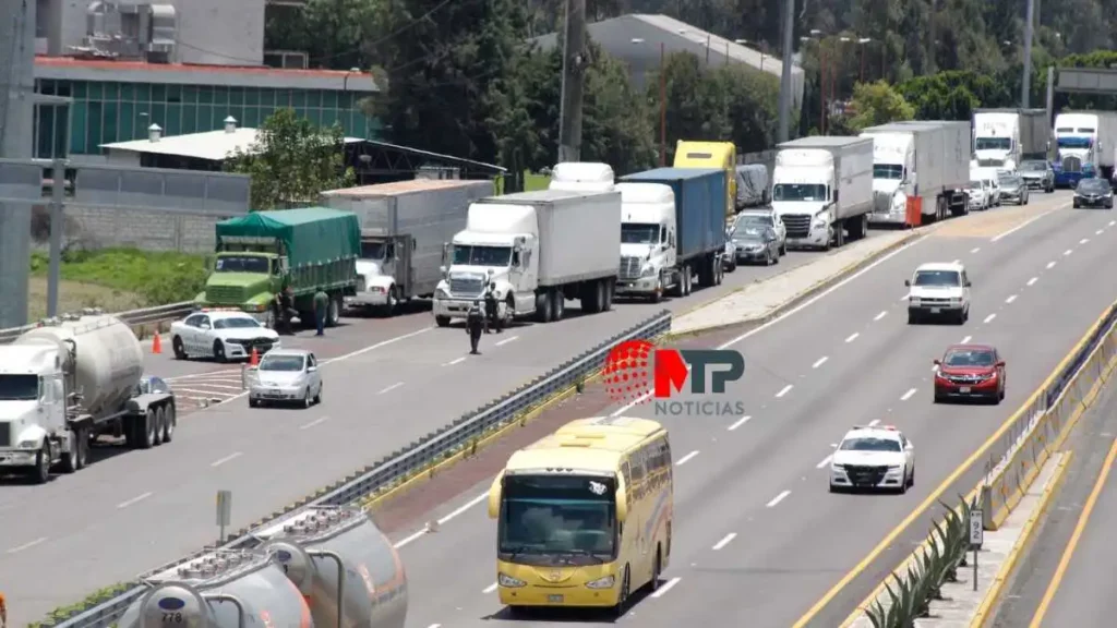 ¡Bájale a la velocidad! Hay reducción de carriles en este tramo de la México-Puebla