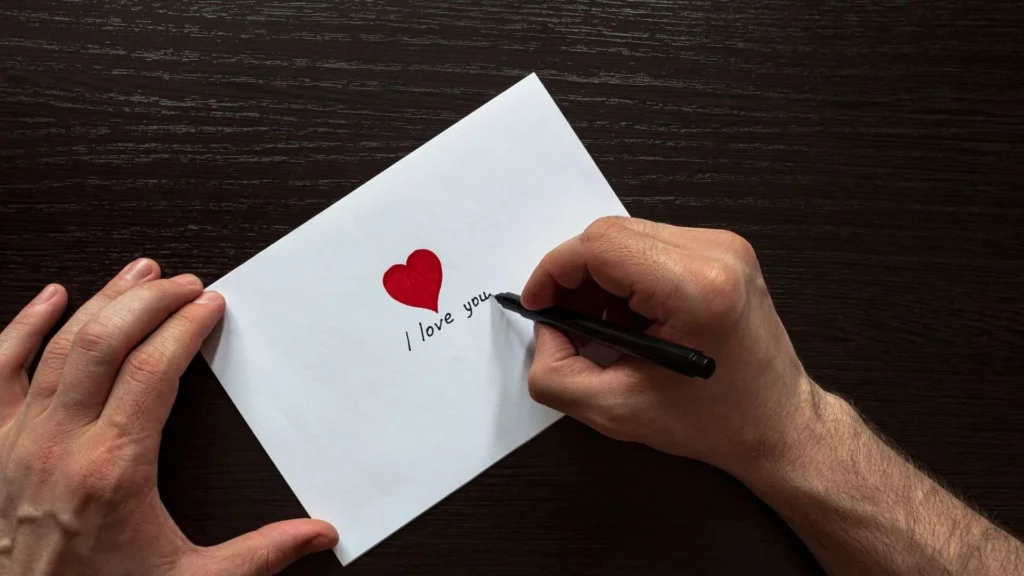 Hombre escribiendo una carta de amor