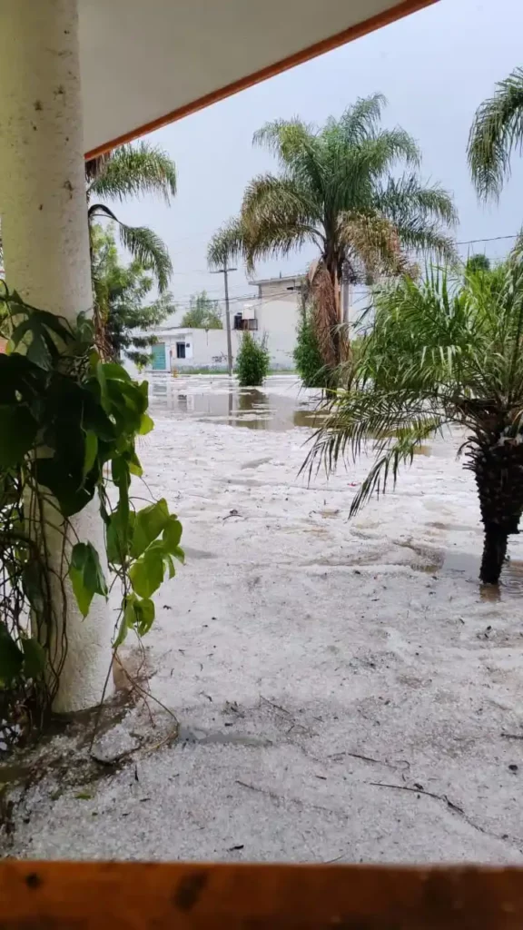 Granizada inunda Cholula, Coronango y Cuautlancingo: mototaxis flotan entre aguas negras