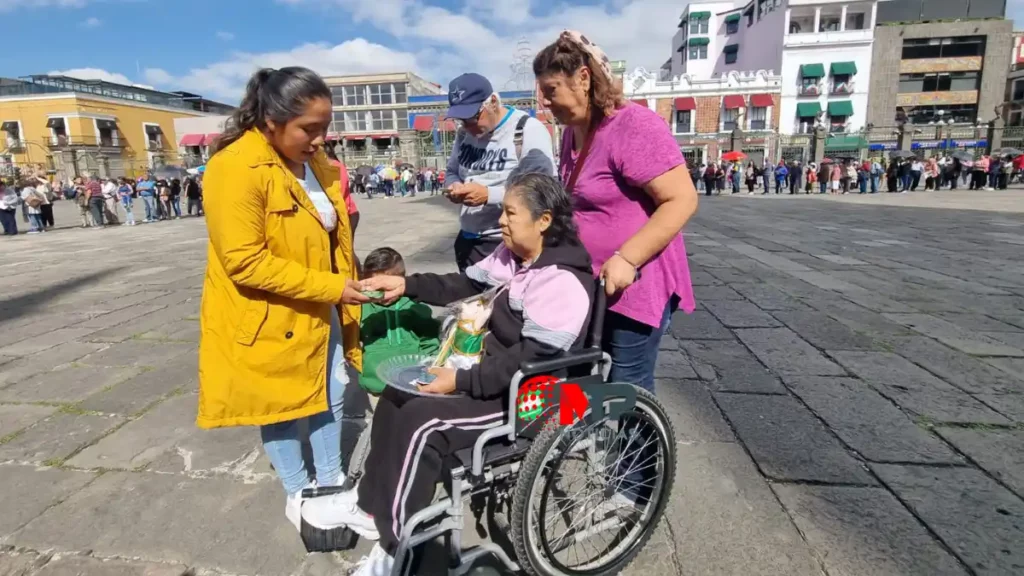 “Me salvó la vida dos veces”: Irene al visitar reliquia de San Judas Tadeo en Puebla