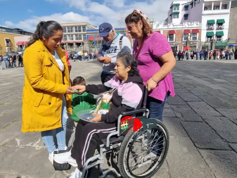 “Me salvó la vida dos veces”: Irene al visitar reliquia de San Judas Tadeo en Puebla