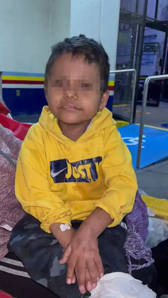 Niño de 9 años que fue cargado por su mamá con rebozo para no perder cita médica.