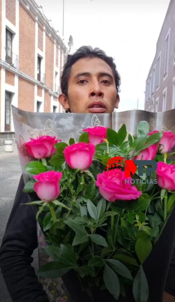 Javier Téllez, un joven de Misiones de San Francisco, Coronango, que le llevó rosas a San Judas Tadeo.