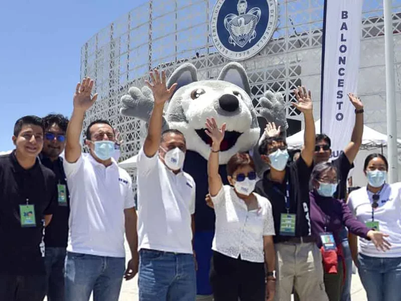 Lilia Cedillo saluda a nuevos alumnos durante proceso de inscripción en la Arena BUAP