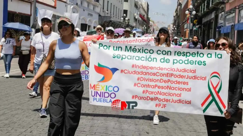 Representando una justicia sometida a AMLO, marchan contra reforma judicial en Puebla