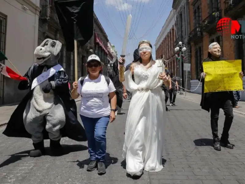 Representando una justicia sometida a AMLO, marchan contra reforma judicial en Puebla