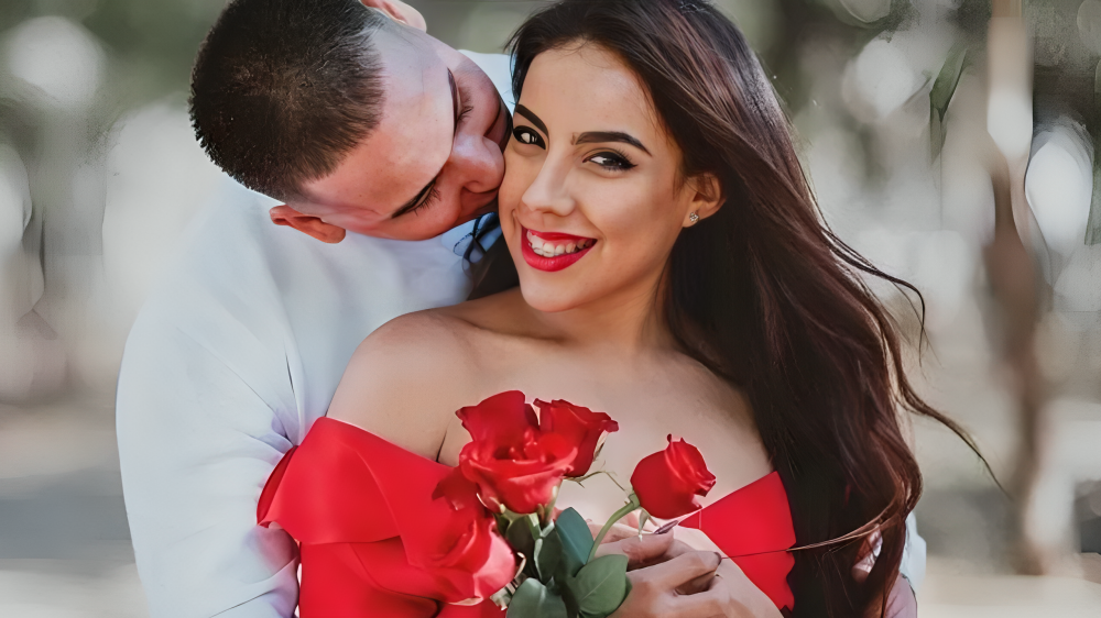 Novio dándole flores a su novia