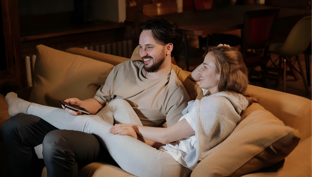 Novios mirando una película