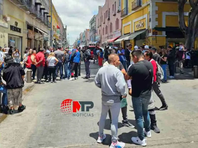 Operativo contra ambulantes en Centro Histórico de Puebla: entre golpes y empujones