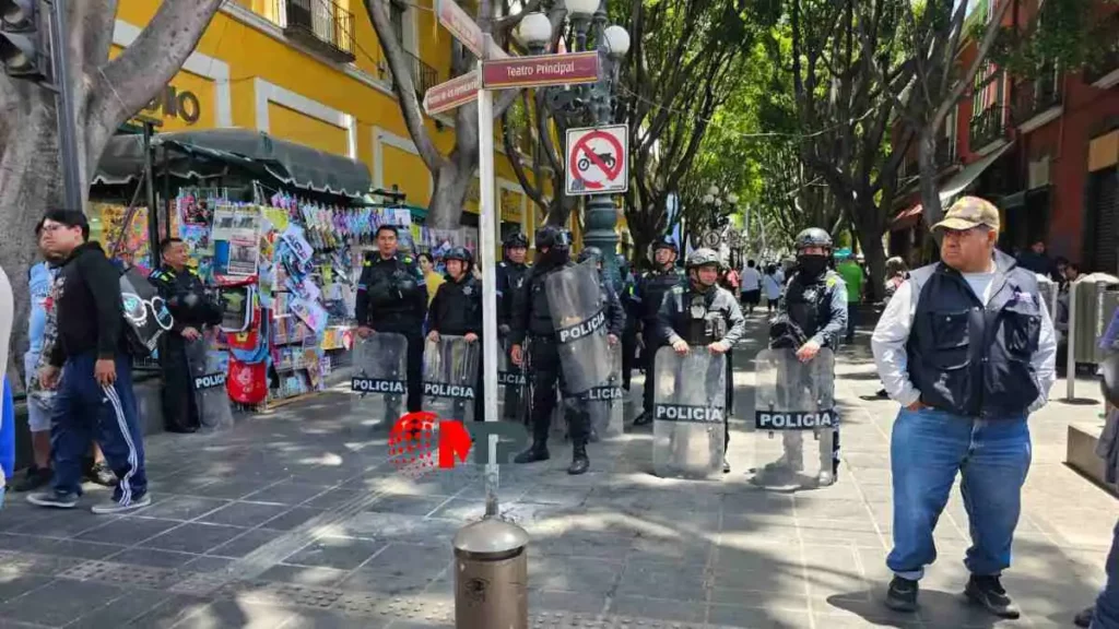 Policías municipales en corredor 5 de Mayo en Puebla.