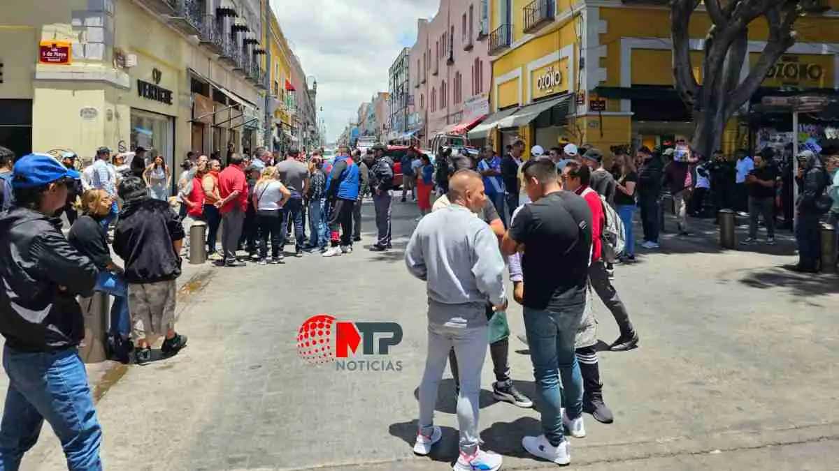 Operativo contra ambulantes en Centro Histórico de Puebla: entre golpes y empujones