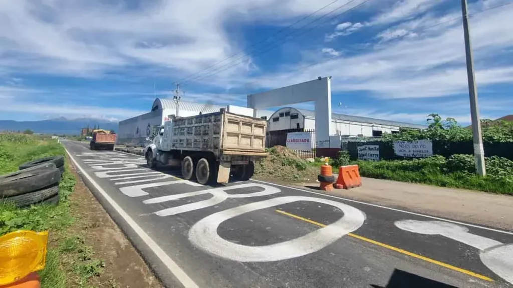 Cuatro meses después, reabren carretera a Calpan, ¿ya no hay pleito por el relleno?