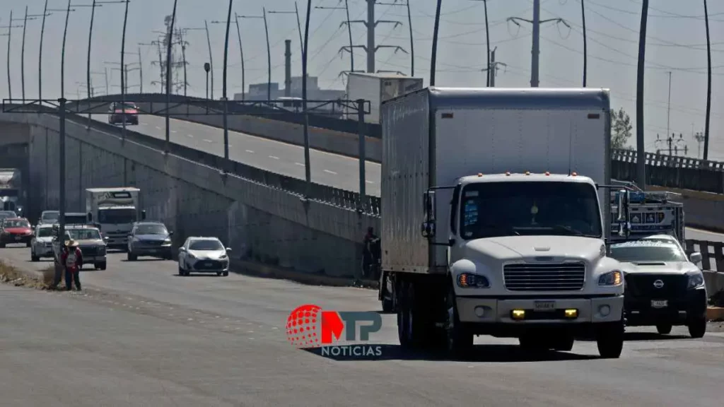 ¡Toma precauciones! Hay reducción de carriles en este tramo de la México-Puebla