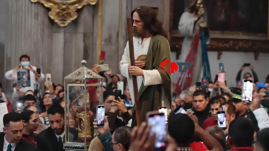 Desde un día antes, se forman para recibir la reliquia de San Judas Tadeo en Puebla