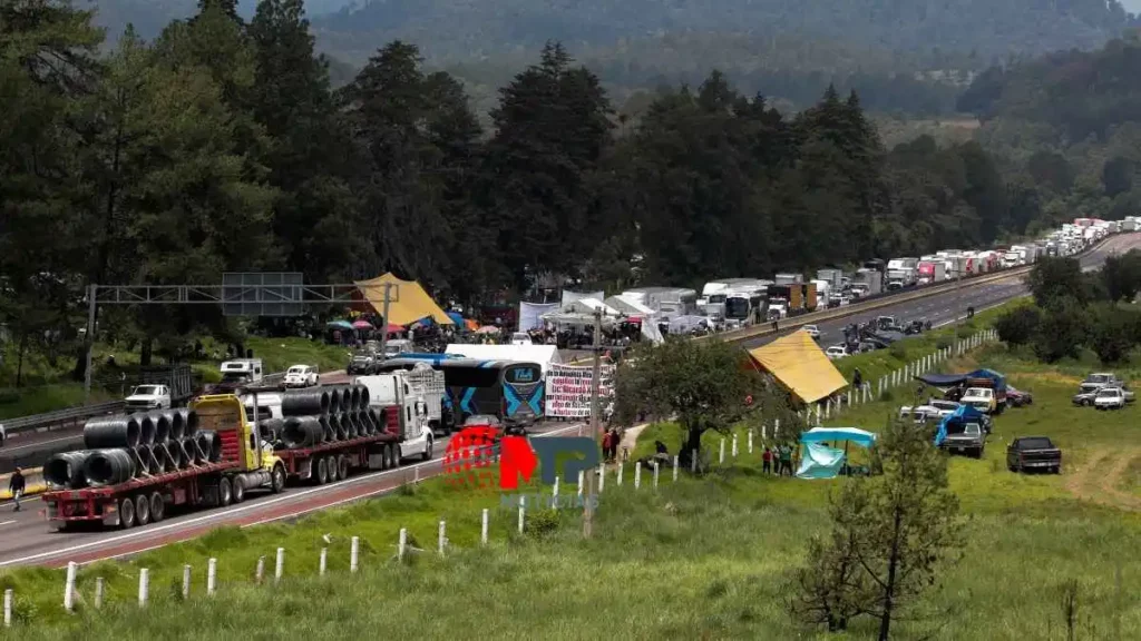 Tercer día de bloqueos en Arco Norte, autopista y federal México-Puebla