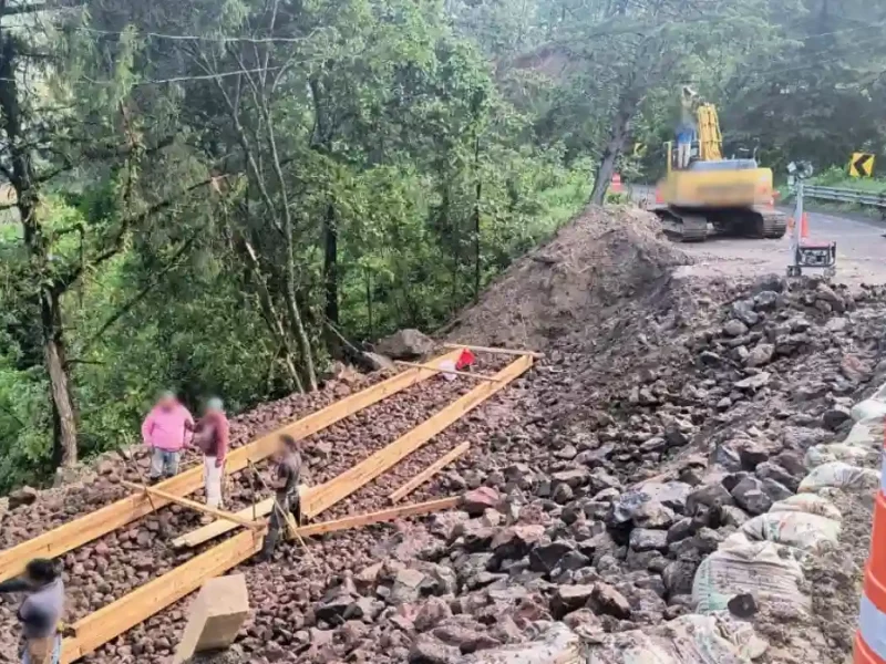 Suman tres días de cierre de carretera Toluca-Altamirano por socavón ¡Toma vías alternas!