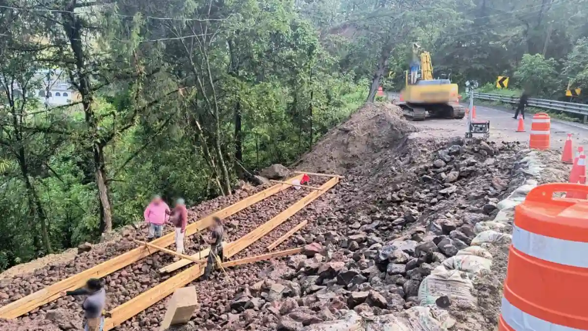 Suman tres días de cierre de carretera Toluca-Altamirano por socavón ¡Toma vías alternas!