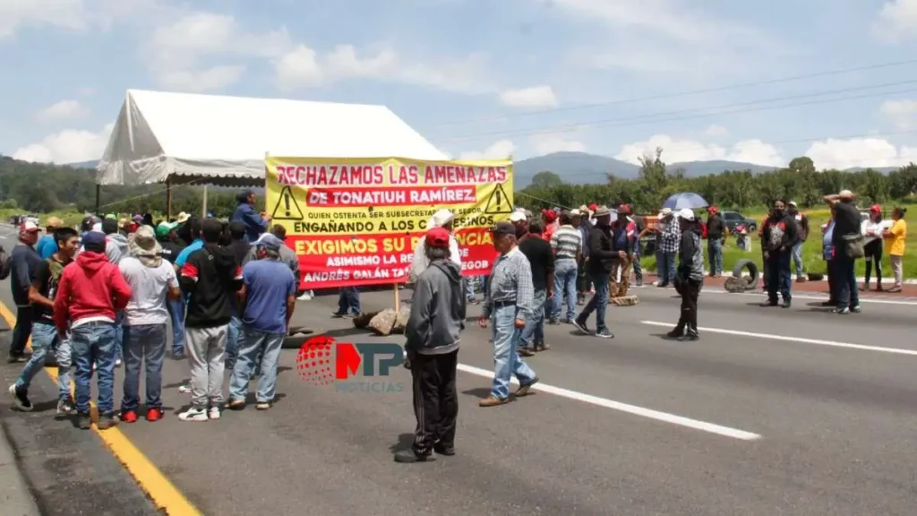 Un abogado, detrás de bloqueos en carreteras de Puebla; no habrá represión: AMLO