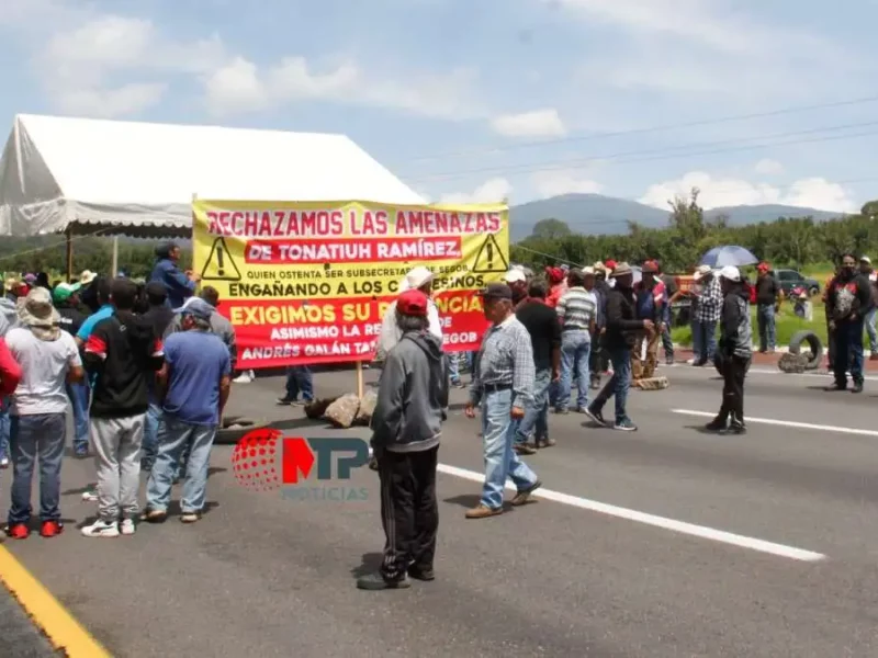 Un abogado, detrás de bloqueos en carreteras de Puebla; no habrá represión: AMLO