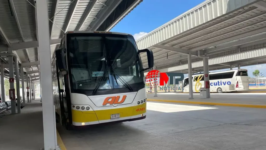 Autobús de línea AU en andén de CAPU Sur Puebla.