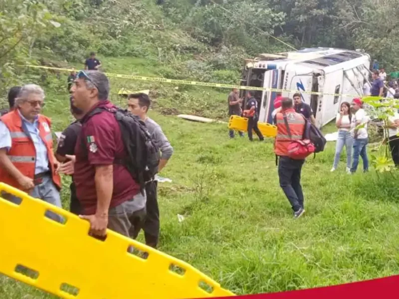 Un muerto y 9 heridos deja volcadura de un autobús en la Zacapoaxtla-Cuetzalan