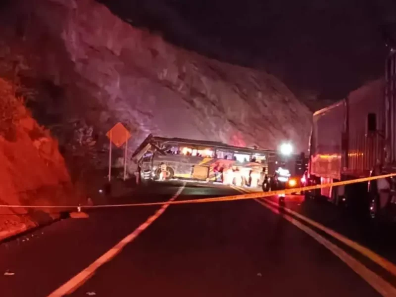 Cuatro muertos y 35 heridos deja volcadura de autobús en la Cuacnopalan-Oaxaca