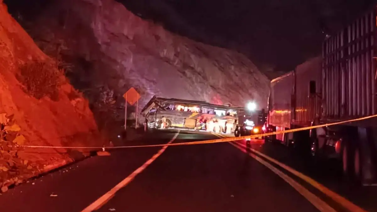 Cuatro muertos y 35 heridos deja volcadura de autobús en la Cuacnopalan-Oaxaca