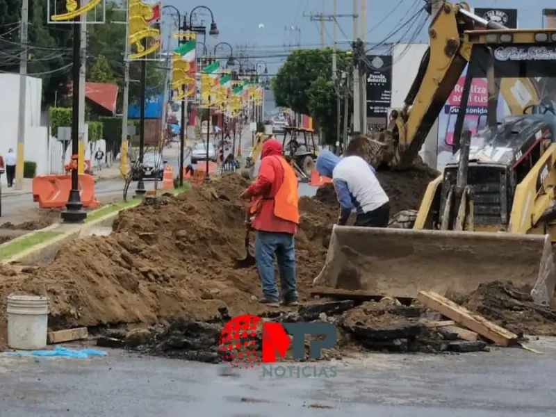 Abren zanja en acceso a San Andrés Cholula y provoca caos vial