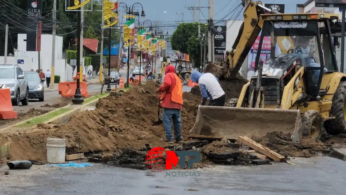 Abren zanja en acceso a San Andrés Cholula y provoca caos vial