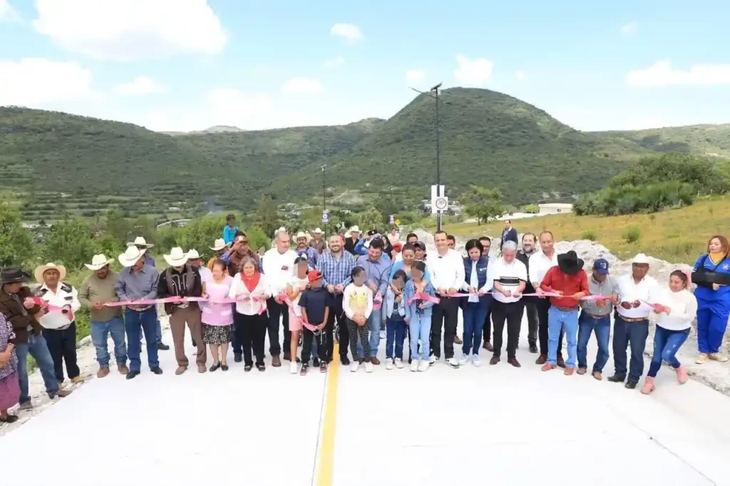 Adán Domínguez entrega tres obras en San José El Aguacate