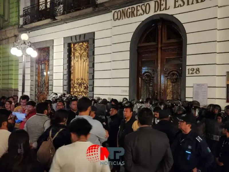 Aprueban reforma judicial en Congreso de Puebla, entre granaderos y protestas