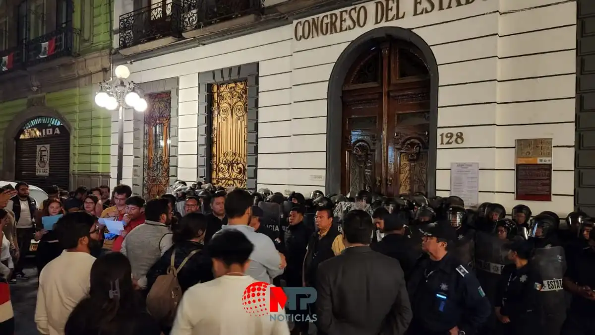 Aprueban reforma judicial en Congreso de Puebla, entre granaderos y protestas