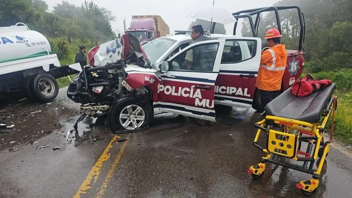 Cinco policías heridos tras choque en la Zacatlán-Ahuazotepec