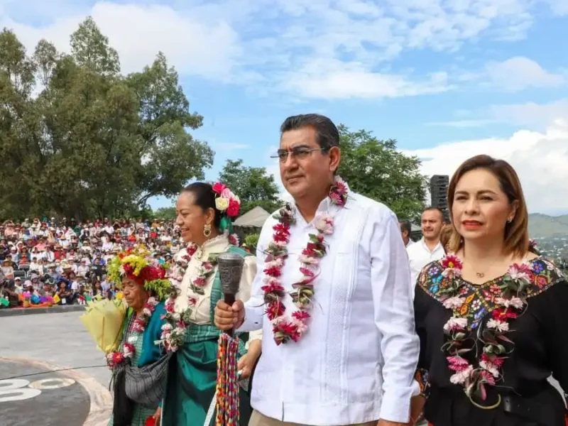 Con collar de flores y bastón de mando Sergio Salomón inaugura el Huey Atlixcáyotl 2024