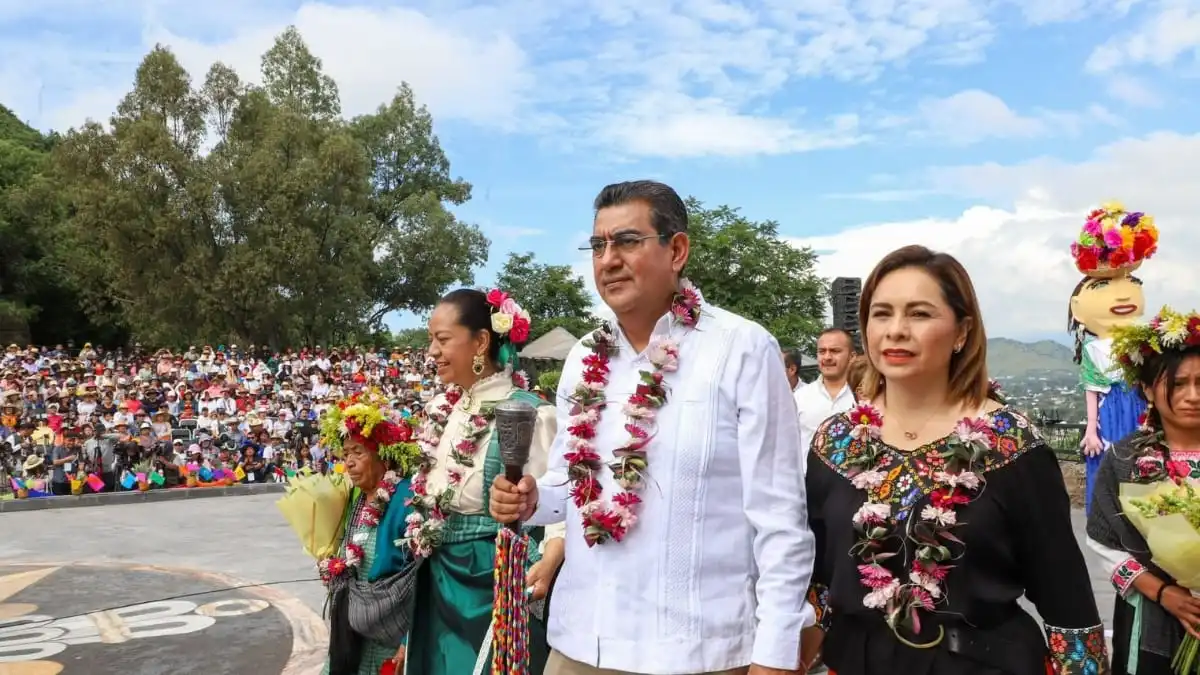 Con collar de flores y bastón de mando Sergio Salomón inaugura el Huey Atlixcáyotl 2024