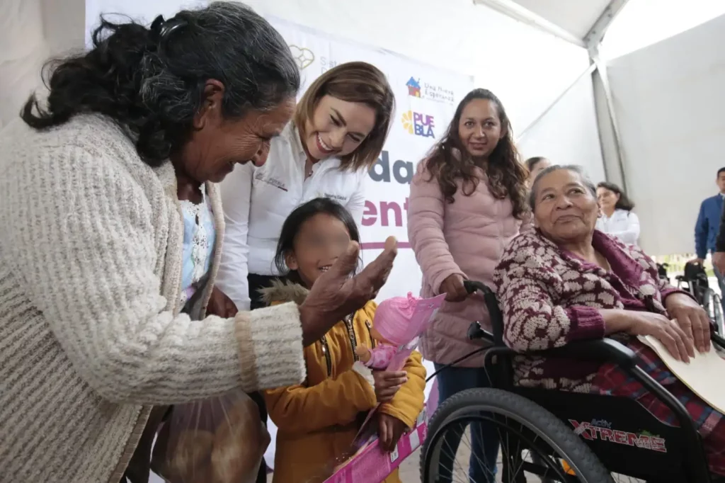 Gaby Bonilla entrega apoyos y se despide