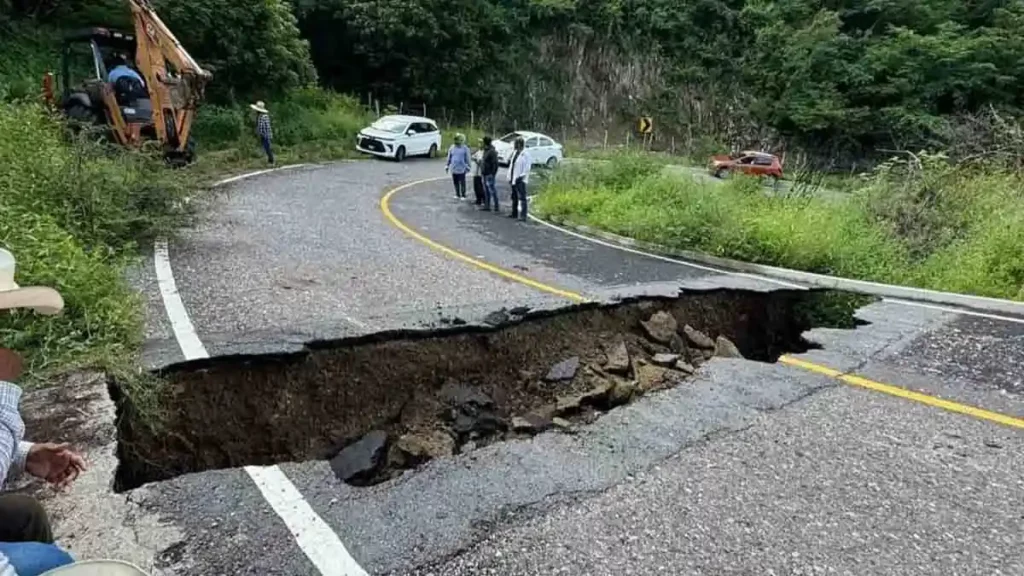 Lluvias cuartean y causan hoyos en carretera Chiautla - Chila de la Sal (FOTOS)