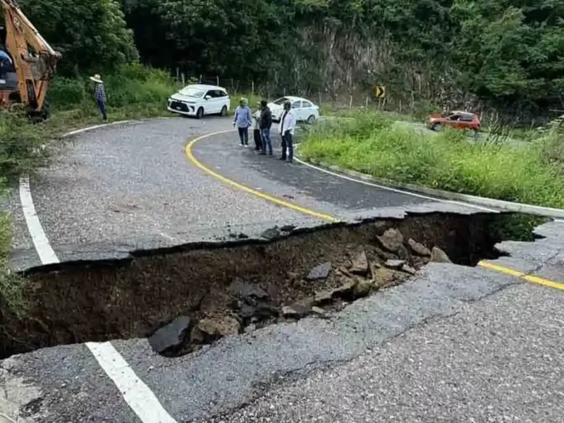 Lluvias cuartean y causan hoyos en carretera Chiautla - Chila de la Sal (FOTOS)