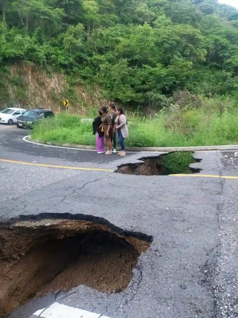 Lluvias cuartean y causan hoyos en carretera Chiautla - Chila de la Sal (FOTOS)