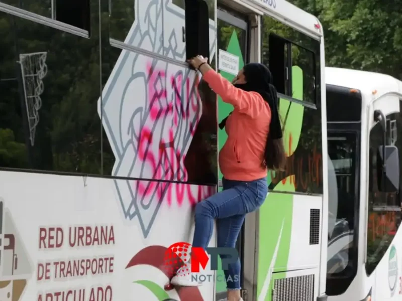 Normalistas de Teteles paralizan el bulevard 5 de Mayo y vandalizan unidades de la RUTA