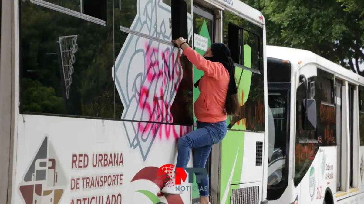 Normalistas de Teteles paralizan el bulevard 5 de Mayo y vandalizan unidades de la RUTA