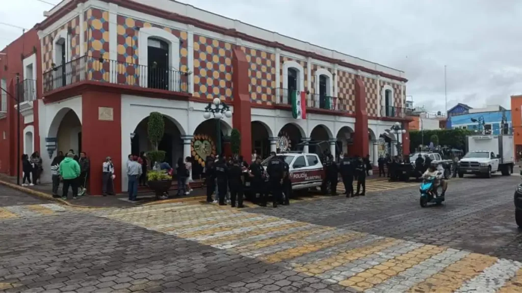 Paro de labores en Izúcar de Matamoros esto exigen policías y trabajadores