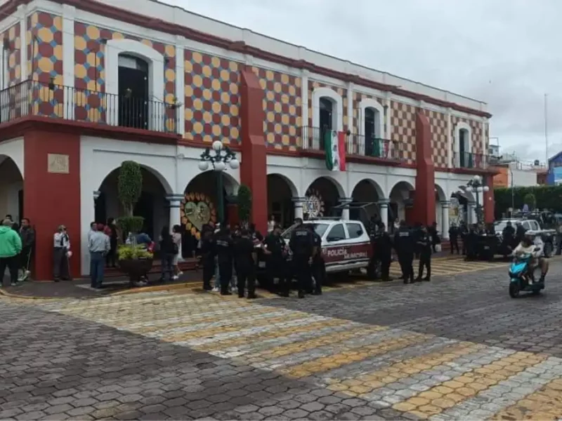 Paro de labores en Izúcar de Matamoros esto exigen policías y trabajadores