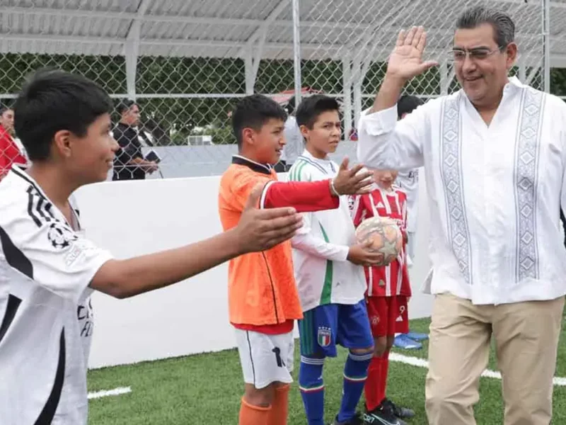 Sergio Salomón entrega cancha de futbol con 7MDP en Tepeyahualco y da mini informe