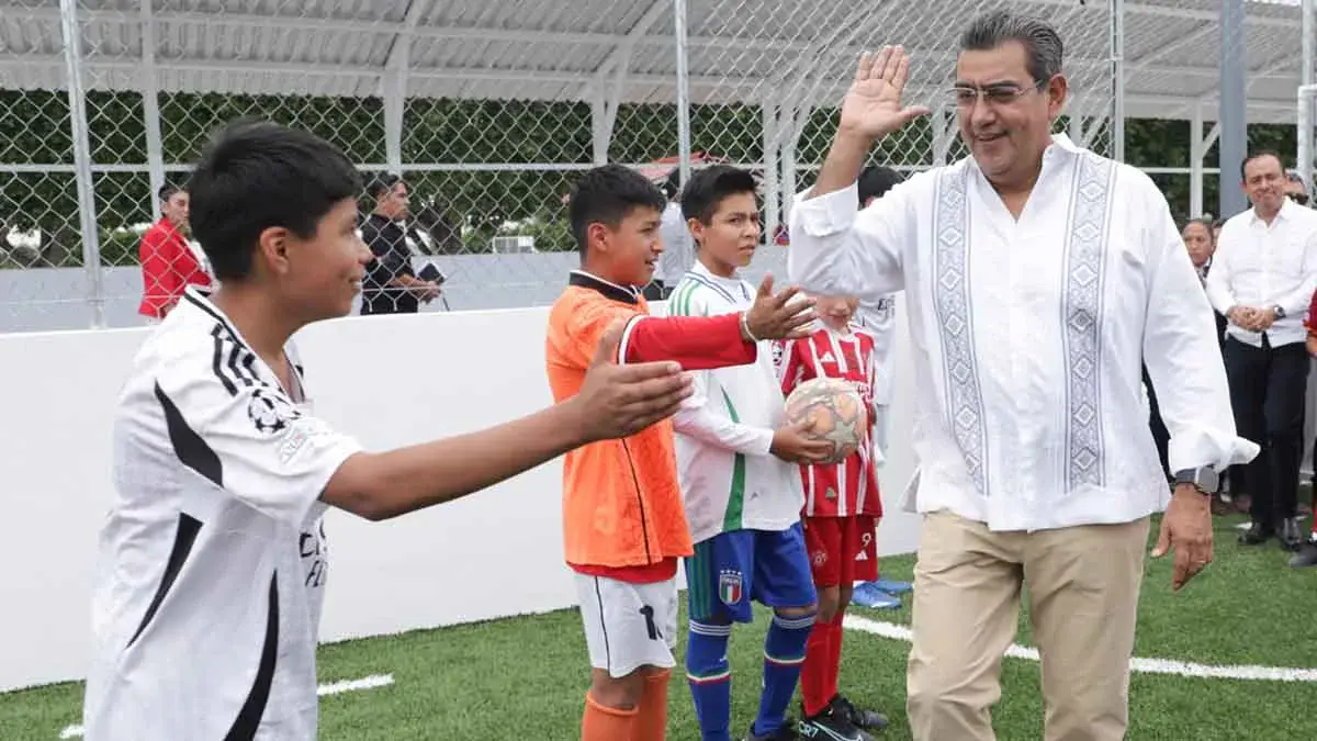 Sergio Salomón entrega cancha de futbol con 7MDP en Tepeyahualco y da mini informe