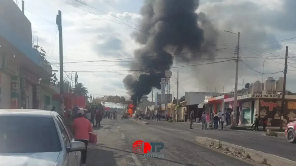 Tensión en Tepeaca queman patrulla y bloquean carretera por rescate de presuntos extorsionadores