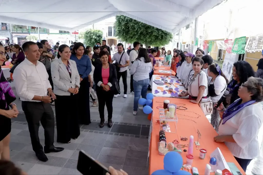 Tlatehui reconoce a emprendedoras en coctelería, albañilería, plomería