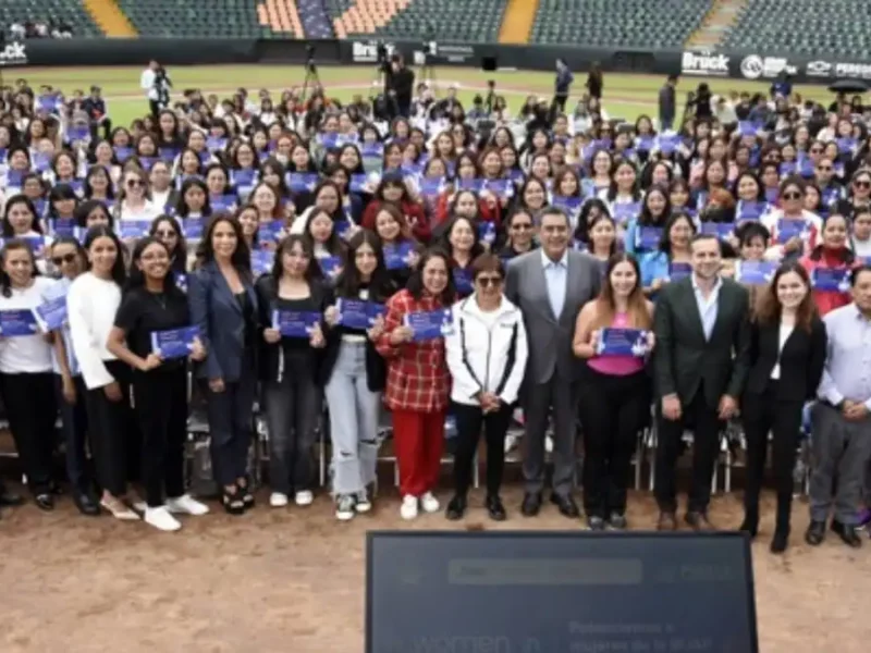 Universitarias BUAP reciben reconocimientos de la beca 'Women In by Emtech'