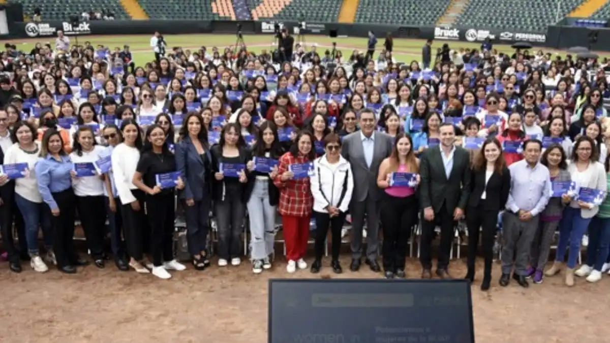 Universitarias BUAP reciben reconocimientos de la beca 'Women In by Emtech'