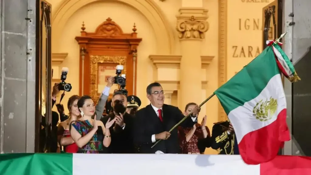 Viva la paz en todo el país!” Sergio Salomón en último Grito en Puebla